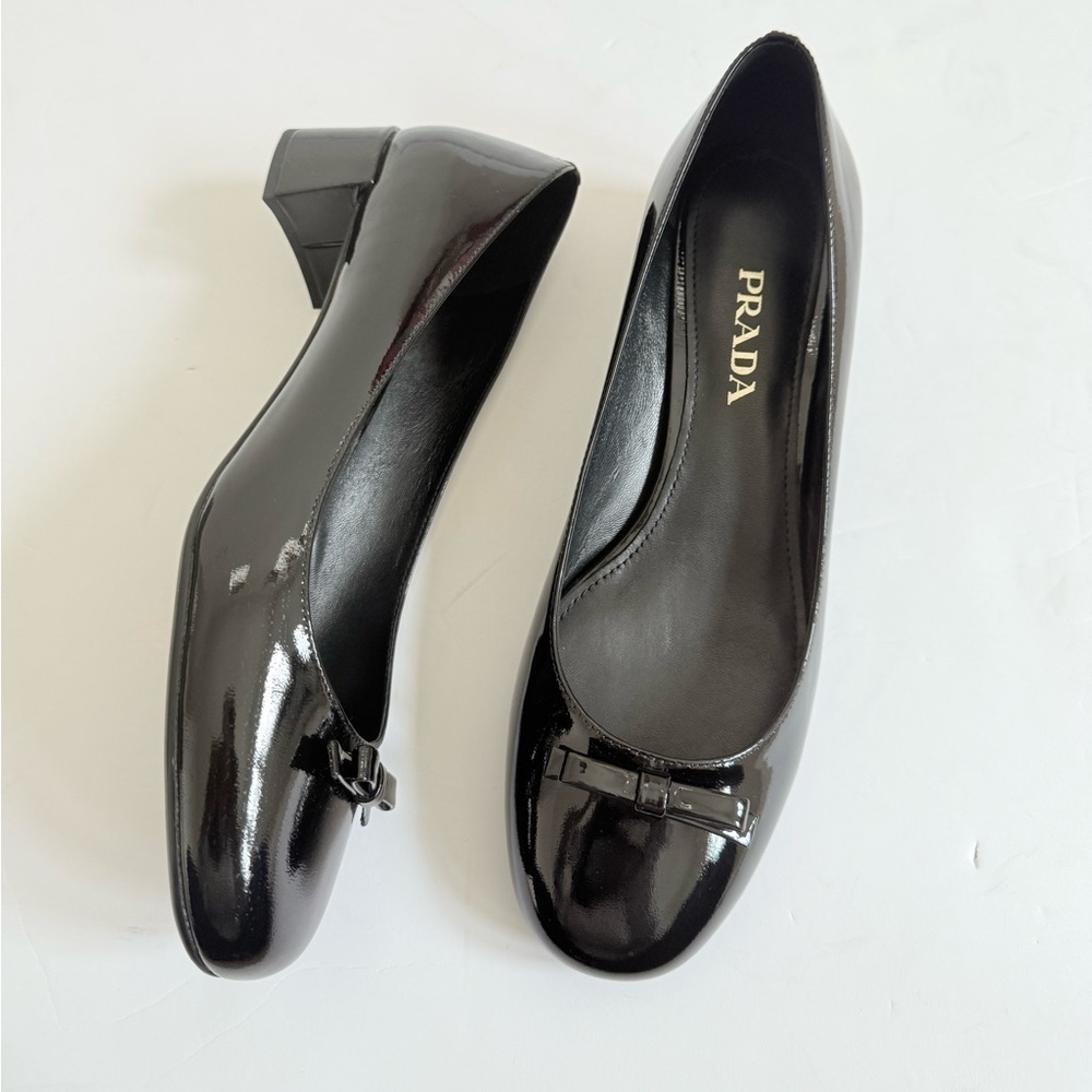 Prada Black polished leather bowtie embellished block heel pumps EU 39.5